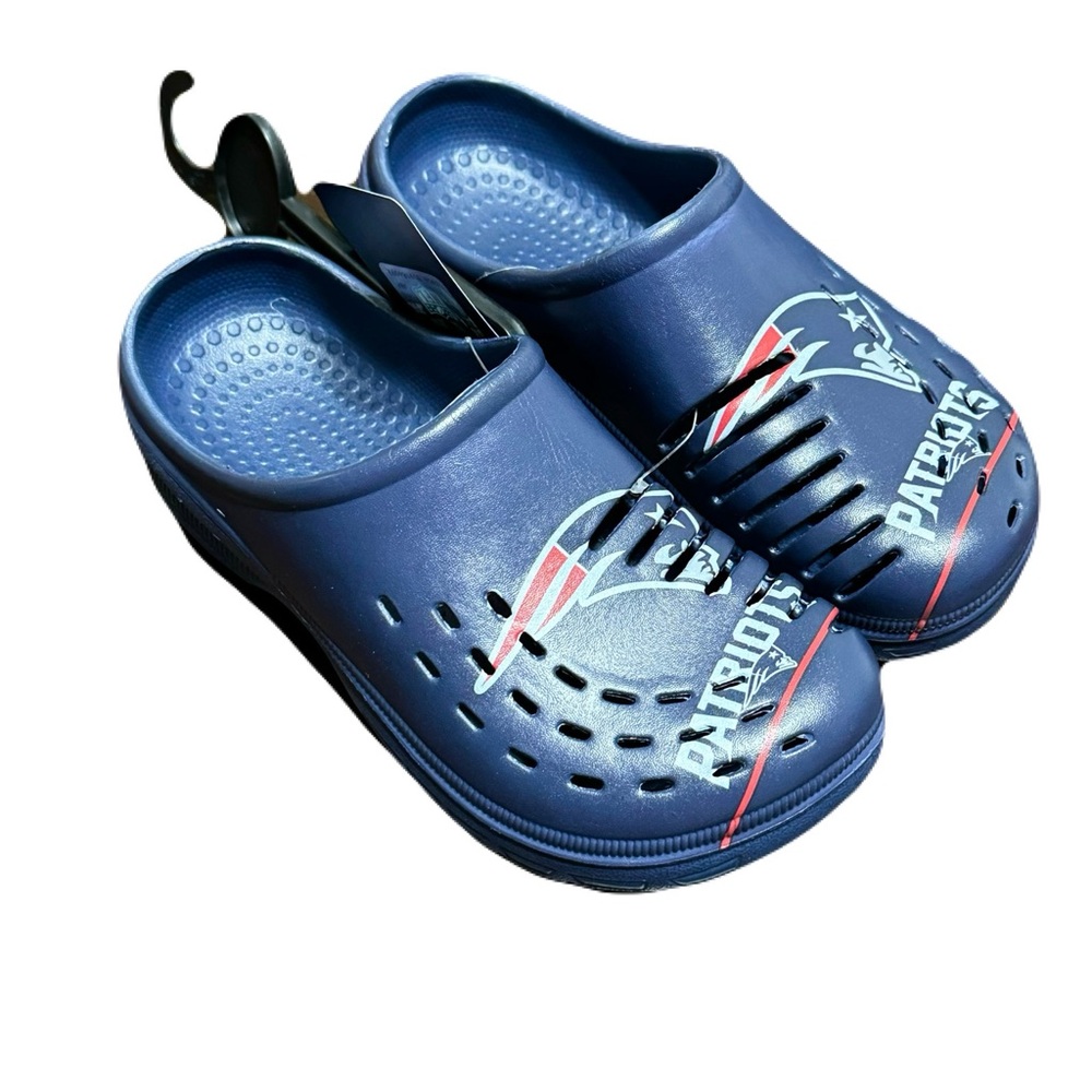 Youth New England Patriots FOCO Sunnyً Day Clogs Medium 31-1
